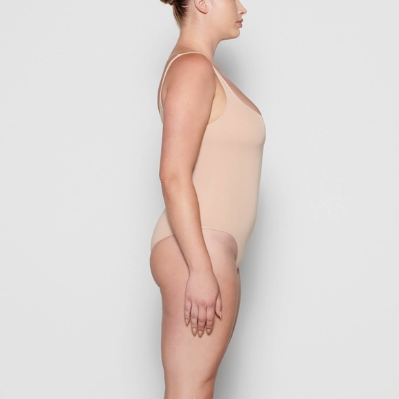 SKIMS Essential Scoop Neck Bodysuit in Sandstone Tan Nude Thin Strap Size XXS/XS - Picture 2 of 9